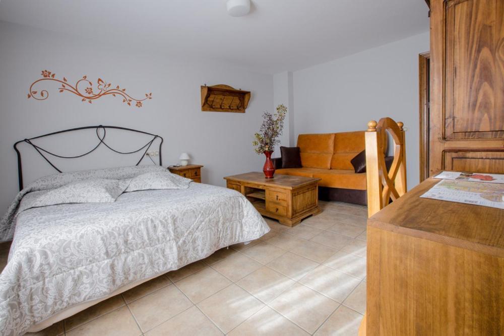 Hostal Antiguo Hospital Linares de Mora Exterior photo
